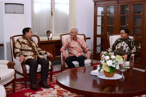 Bakal calon presiden Anies Baswedan, Ganjar Pranowo, dan Prabowo Subianto berbincang sebelum makan siang bersama Presiden Joko Widodo di Istana Merdeka, Jakarta, Senin (30/10). Foto: Lukas/Biro Pers Sekretariat Presiden