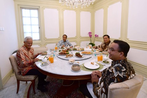 Presiden Joko Widodo (kedua kiri) bersama bakal calon presiden Prabowo Subianto (kedua kanan), Ganjar Pranowo (kiri) dan Anies Baswedan (kanan) makan siang bersama saat melakukan pertemuan di Istana Merdeka, Jakarta, Senin (30/10/2023). Foto: Lukas/Biro Pers Sekretariat Presiden