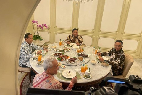 Presiden Joko Widodo (kedua kiri) bersama bakal calon presiden Prabowo Subianto (kedua kanan), Ganjar Pranowo (kiri) dan Anies Baswedan (kanan) makan siang bersama saat melakukan pertemuan di Istana Merdeka, Jakarta, Senin (30/10/2023). Foto: dokumen istimewa