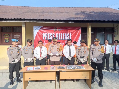 Enam pelaku penganiayaan yang berhasil diamankan. | Foto: Polres Pesisir Barat