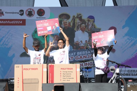 Warga yang mendapatkan doorprize dalam Jalan Sehat Bersama di Bandung oleh Sahabat Ganjar. Foto: Dok. Istimewa