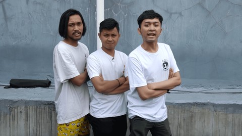 Trio Netizen - yang terdiri dari tiga komika muda: Eki Priyago, Rio Chan dan Sandi Sukron - sering membuat konten bernuansa politik. Foto: BBC / Kumparan