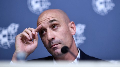 Presiden Federasi Sepak Bola Kerajaan Spanyol (RFEF) Luis Rubiales memberikan konferensi pers pada 19 Juli 2019 bahwa Luis Enrique mengundurkan diri sebagai pelatih Spanyol. Foto: Oscar Del Pozo / AFP