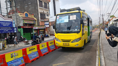Trans Jogja melintas di Jalan Sarkem, Kota Yogya, Selasa (31/10/2023). Foto: Arfiansyah Panji Purnandaru/kumparan