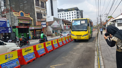 Trans Jogja melintas Jalan Sarkem, Kota Yogya, Selasa (31/10/2023). Foto: Arfiansyah Panji Purnandaru/kumparan