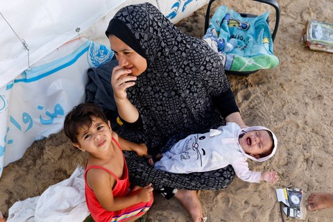 Kondisi perempuan Gaza di tengah krisis kemanusiaan akibat serangan Israel. Foto: REUTERS/Ibraheem Abu Mustafa