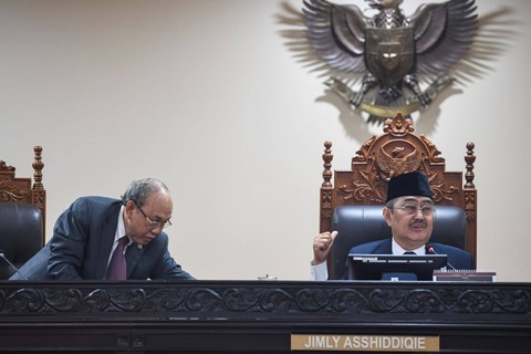 Ketua Majelis Kehormatan Mahkamah Konstitusi (MKMK) Jimly Asshiddiqie (kanan) didampingi anggota Wahiduddin Adams (kiri) saat sidang di Gedung II Mahkamah Konstitusi (MK), Jakarta, Selasa (31/10/2023). Foto: M Risyal Hidayat/Antara Foto 