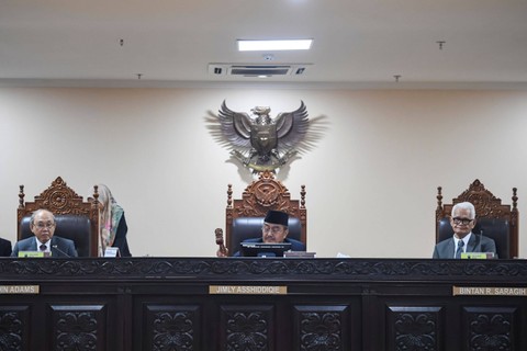 Ketua Majelis Kehormatan Mahkamah Konstitusi (MKMK) Jimly Asshiddiqie (tengah) bersama anggota Wahiduddin Adams (kiri) dan Bintan R. Saragih (kanan) memimpin jalannya sidang di Gedung II Mahkamah Konstitusi (MK), Jakarta, Selasa (31/10/2023). Foto: M Risyal Hidayat/Antara Foto 