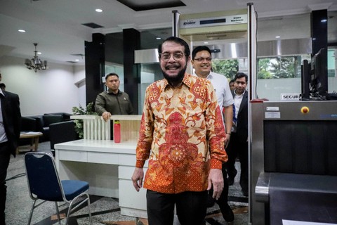 Ketua Mahkamah Konstitusi (MK) Anwar Usman usai diperiksa Majelis Kehormatan MK (MKMK) terkait kasus dugaan pelanggaran etik di Gedung Mahkamah Konstitusi, Jakarta, Selasa (31/10/2023). Foto: Jamal Ramadhan/kumparan