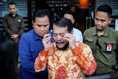 Ketua Mahkamah Konstitusi (MK) Anwar Usman usai diperiksa Majelis Kehormatan MK (MKMK) terkait kasus dugaan pelanggaran etik di Gedung Mahkamah Konstitusi, Jakarta, Selasa (31/10/2023). Foto: Jamal Ramadhan/kumparan