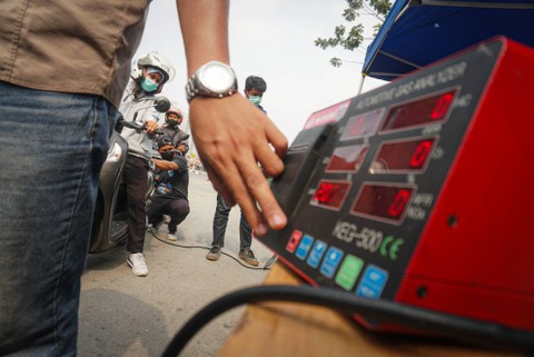 Petugas gabungan yang terdiri dari Ditlantas Polda Metro Jaya, Dinas Lingkungan Hidup DKI Jakarta dan Dinas Perhubungan DKI Jakarta menindak pengendara kendaraan bermotor di razia tilang uji emisi di kawasan Cakung, Jakarta, Rabu (1/11). Foto: Iqbal Firdaus/kumparan