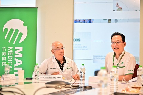 (Kiri) Dokter Spesialis Pengobatan Nuklir dan PET-CT Dato Mohamed Ali Abdul Khader, dan CEO Mahkota Medical Centre Steanly Lam, Rabu (18/10). Foto: Dok. MHTC