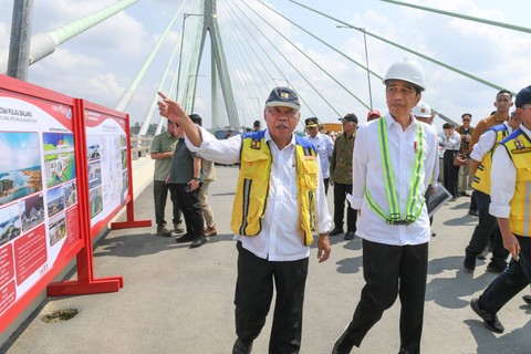 Presiden Joko Widodo (kanan) berbincang bersama Menteri PUPR Basuki Hadimuljono saat meninjau proyek Tol IKN di Jembatan Pulau Balang, Kalimantan Timur, Rabu (1/11/2023). Foto: Hafidz Mubarak A/ANTARA FOTO