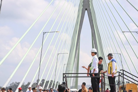 Presiden Joko Widodo (kiri) bersama Menteri PUPR Basuki Hadimuljono (kanan) meninjau proyek Tol IKN di Jembatan Pulau Balang, Kalimantan Timur, Rabu (1/11/2023). Foto: Hafidz Mubarak A/ANTARA FOTO