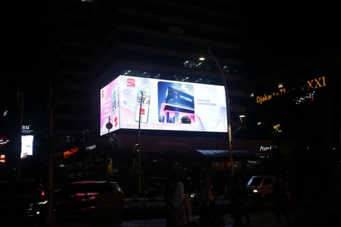 Hasil foto-foto menggunakan Coca-Cola Y3000 AI Lens ditampilkan di papan iklan Djakarta Theatre, Jakarta Pusat, Jumat (27/10/2023). Foto: Dok. Coca-Cola Indonesia