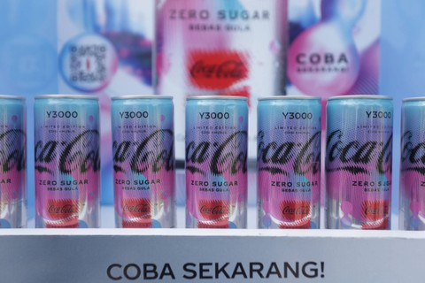 Coca-Cola memperkenalkan rasa baru edisi terbatas yang dibuat dengan kolaborasi antara manusia dan kecerdasan buatan (AI), Coca-Cola Y3000 Zero Sugar untuk berimajinasi tentang masa depan. Foto: Dok. Coca-Cola Indonesia