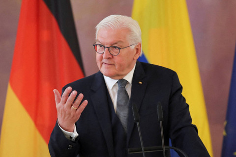 Presiden Jerman Frank-Walter Steinmeier memberi isyarat saat upacara di Berlin, Jerman, 16 Juni 2023. Foto: Nadja Wohlleben/REUTERS