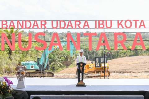 Presiden Jokowi memberikan sambutan saat ground breaking Bandara Ibu Kota Nusantara di Penajam Paser Utara, Kalimantan Timur, Rabu (1/11/2023). Foto: Hafidz Mubarak A/ANTARA FOTO