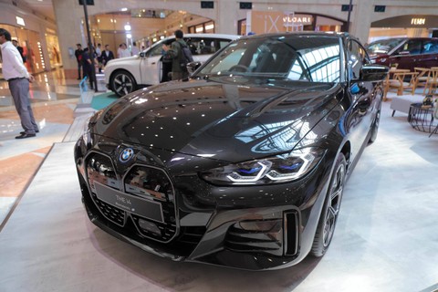 Ilustrasi pameran mobil di mal.  Foto: Jamal Ramadhan/kumparan