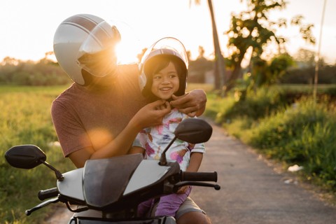 Ilustrasi Anak Dibonceng Naik Motor. Foto: Shutterstock