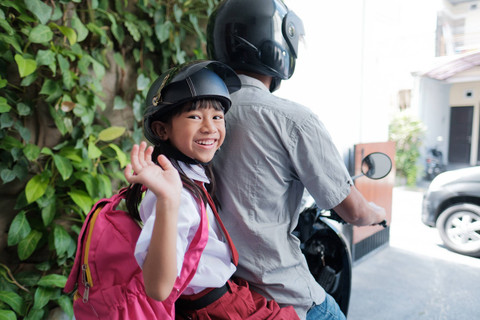 Ilustrasi Anak Dibonceng Naik Motor. Foto: Shutterstock