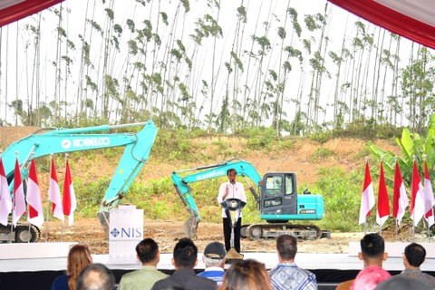 Presiden Jokowi saat groundbreaking fasilitas pendidikan pertama di Ibu Kota Nusantara (IKN), Nusantara Intercultural School yang dibangun oleh Jakarta Intercultural School (JIS), di Penajam Paser Utara, Kalimantan Timur, Rabu (1/11/2023). Foto: Rusman/Biro Pers Sekretariat Presiden