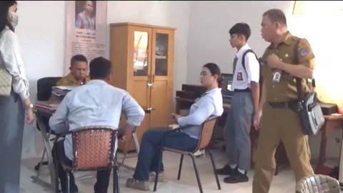 Siswa inisial DA dan orang tua saat bertemu perwakilah sekolah untuk meminta penjelasan tentang hukuman dikeluarkan dari SMA Negeri 4 Manado. (foto: capture video)