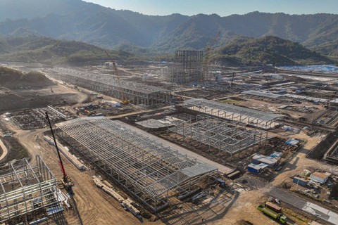 Proyek pembangunan smelter milik AMMAN Mineral berkapasitas 900 ribu ton untuk mengolah tembaga serta pemurnian emas di Batu Hijau, Kabupaten Sumbawa Besar, NTB. Foto: Dok. AMMAN Minerals