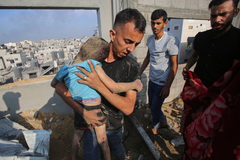 Warga Palestina membawa jenazah korban sehari setelah serangan Israel di kamp Jabalia untuk pengungsi Palestina di Jalur Gaza, pada 1 November 2023. Foto: Bashar Taleb/AFP