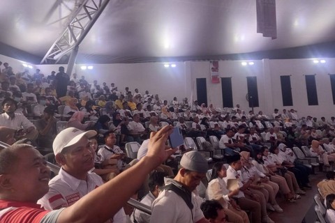 Relawan menyambut kedatangan cawapres Gibran Rakabuming Raka di Gedung Teater Bhineka, Kabupaten Karanganyar, Jawa Tengah, Kamis (2/11/2023). Foto: Dok. Istimewa