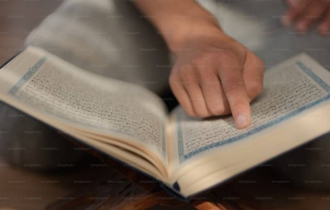 Ilustrasi Bacaan Surat Al Ikhlas  Sumber Unsplash/Levi Meir Clancy