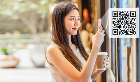 Ilustrasi menngunakan QR Code. Foto: TZIDO SUN/Shutterstock