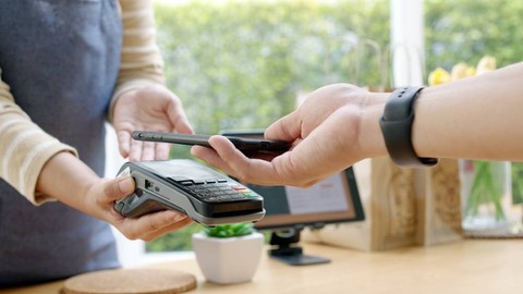 Ilustrasi memindai QR Code langsung dari mesin EDC. Foto: Chay_Tee/Shutterstock