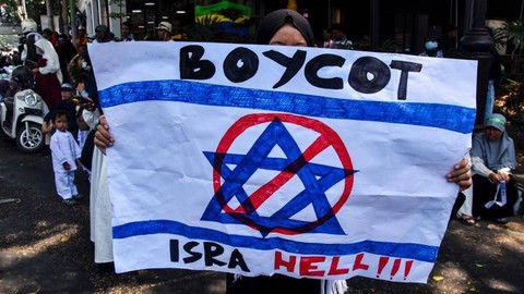 Sejumlah demonstran memegang poster boikot Israel dalam demonstrasi pro-Palestina di Bandung, Jawa Barat, pada 21 Oktober 2023.