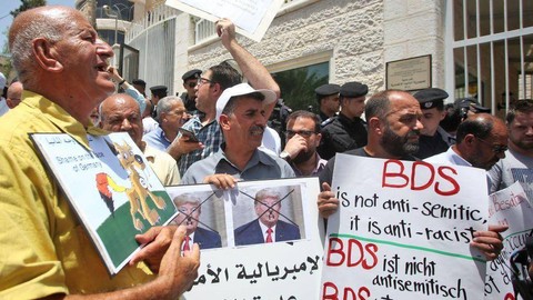 Para pengunjuk rasa melakukan demonstrasi di luar Kantor Perwakilan Jerman di Ramallah di Tepi Barat Palestina pada 22 Mei 2019, menyusul kecaman parlemen Jerman terhadap Boikot, Divestasi, Sanksi (BDS).