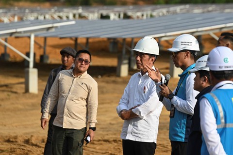 Presiden Joko Widodo mendengarkan penjelasan dari Direktur Utama PLN Darmawan Prasodjo saat ground breaking Pembangkit Listrik Tenaga Surya (PLTS) untuk Ibu Kota Negara (IKN) Nusantara di Penajam Paser Utara, Kalimantan Timur, Kamis (2/11/2023). Foto: Hafidz Mubarak A/ANTARA FOTO