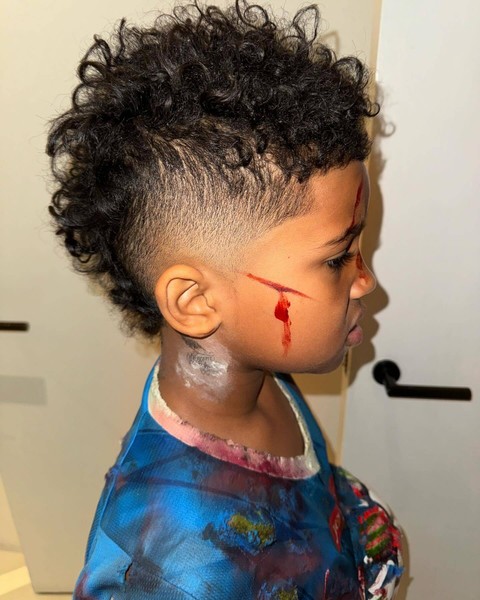 Anak Kim Kardashian, Saint West, pakai kostum Halloween yang mirip dengan anak-anak korban perang di Gaza. Foto: Instagram/@kimkardashian