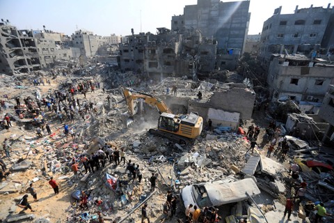 Warga Palestina mencari korban usai serangan Israel di kamp pengungsi Jabalia di Jalur Gaza utara, Rabu (1/11/2023).  Foto: Mohammed Al-Masri/REUTERS