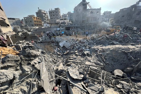 Warga Palestina mencari korban usai serangan Israel di kamp pengungsi Jabalia di Jalur Gaza utara, Rabu (1/11/2023).  Foto: Mohammed Al-Masri/REUTERS