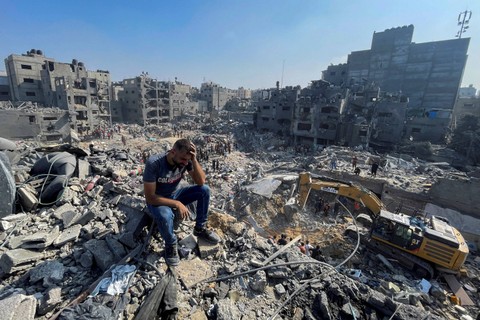 Warga Palestina mencari korban usai serangan Israel di kamp pengungsi Jabalia di Jalur Gaza utara, Rabu (1/11/2023).  Foto: Mohammed Al-Masri/REUTERS