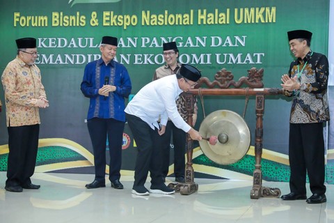 Plt Ketum PPP Mardiono membuka kegiatan Sidang Tahunan Ekonomi Umat 2023, dalam forum bisnis dan expo nasional halal UMKM, di Gedung Serbaguna 2 Asrama Haji, Pondok Gede, Jakarta Timur, Kamis (2/11/2023).  Foto: Dok. Istimewa