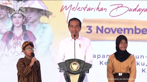 Presiden Joko Widodo berbincang dengan dua anak saat menghadiri Festival Harmoni Budaya Nusantara Tahun 2023 di Kawasan IKN, Jumat (3/11/2023).  Foto: Youtube/Sekretariat Presiden