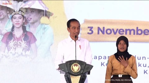 Presiden Joko Widodo berbincang dengan seorang anak saat menghadiri Festival Harmoni Budaya Nusantara Tahun 2023 di Kawasan IKN, Jumat (3/11/2023).  Foto: Youtube/Sekretariat Presiden