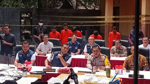 Kabareskrim Komjen Wahyu Widada menunjukkan tersangka dan barang bukti tindak pidana narkoba keripik pisang dan happy water saat rilis di Mapolda DIY, Jumat (3/11/2023).  Foto: Arfiansyah Panji Purnandaru/kumparan