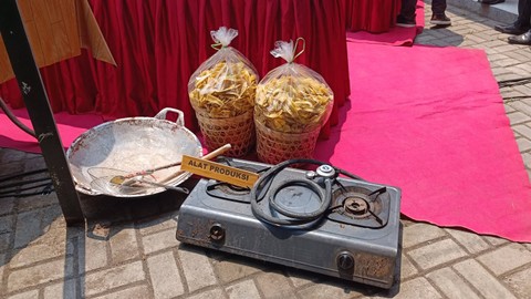 Barang bukti tindak pidana narkoba keripik pisang dan happy water saat rilis di Mapolda DIY, Jumat (3/11/2023).  Foto: Arfiansyah Panji Purnandaru/kumparan