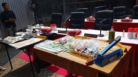 Barang bukti tindak pidana narkoba keripik pisang dan happy water saat rilis di Mapolda DIY, Jumat (3/11/2023).  Foto: Arfiansyah Panji Purnandaru/kumparan