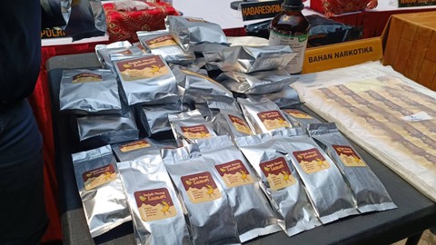Barang bukti tindak pidana narkoba keripik pisang dan happy water saat rilis di Mapolda DIY, Jumat (3/11/2023).  Foto: Arfiansyah Panji Purnandaru/kumparan