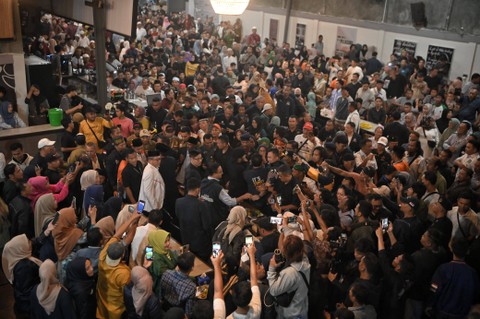 Anies Baswedan ngopi bareng masyarakat di Kawan Kofie, Tebing Tinggi, Sumut, Kamis (2/11/2023).  Foto: Dok. Istimewa
