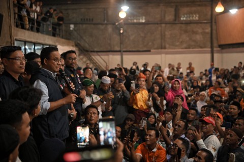 Anies Baswedan ngopi bareng masyarakat di Kawan Kofie, Tebing Tinggi, Sumut, Kamis (2/11/2023).  Foto: Dok. Istimewa