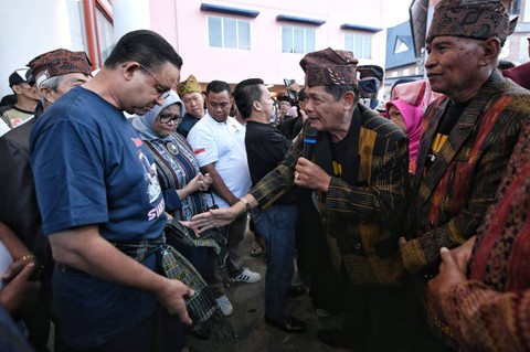 Kain Hiou khas Simalungun yang diikatkan ke Anies bermakna senantiasa memikirkan rakyatnya. Foto: Dok. Istimewa